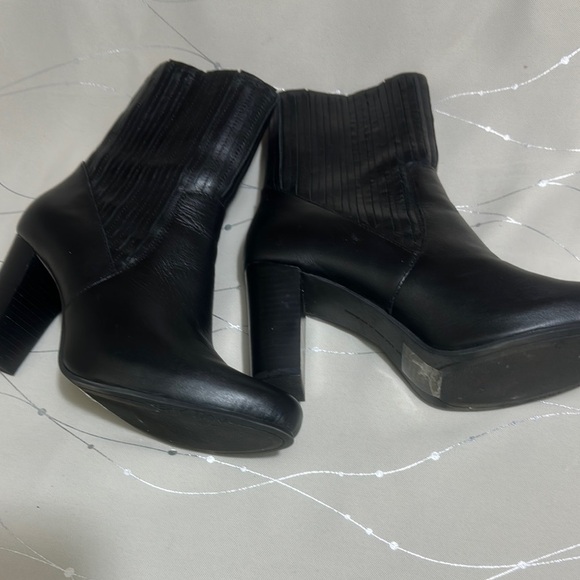 Kenneth Cole Reaction Black Heeled Boots with Textured Design - Picture 5 of 9